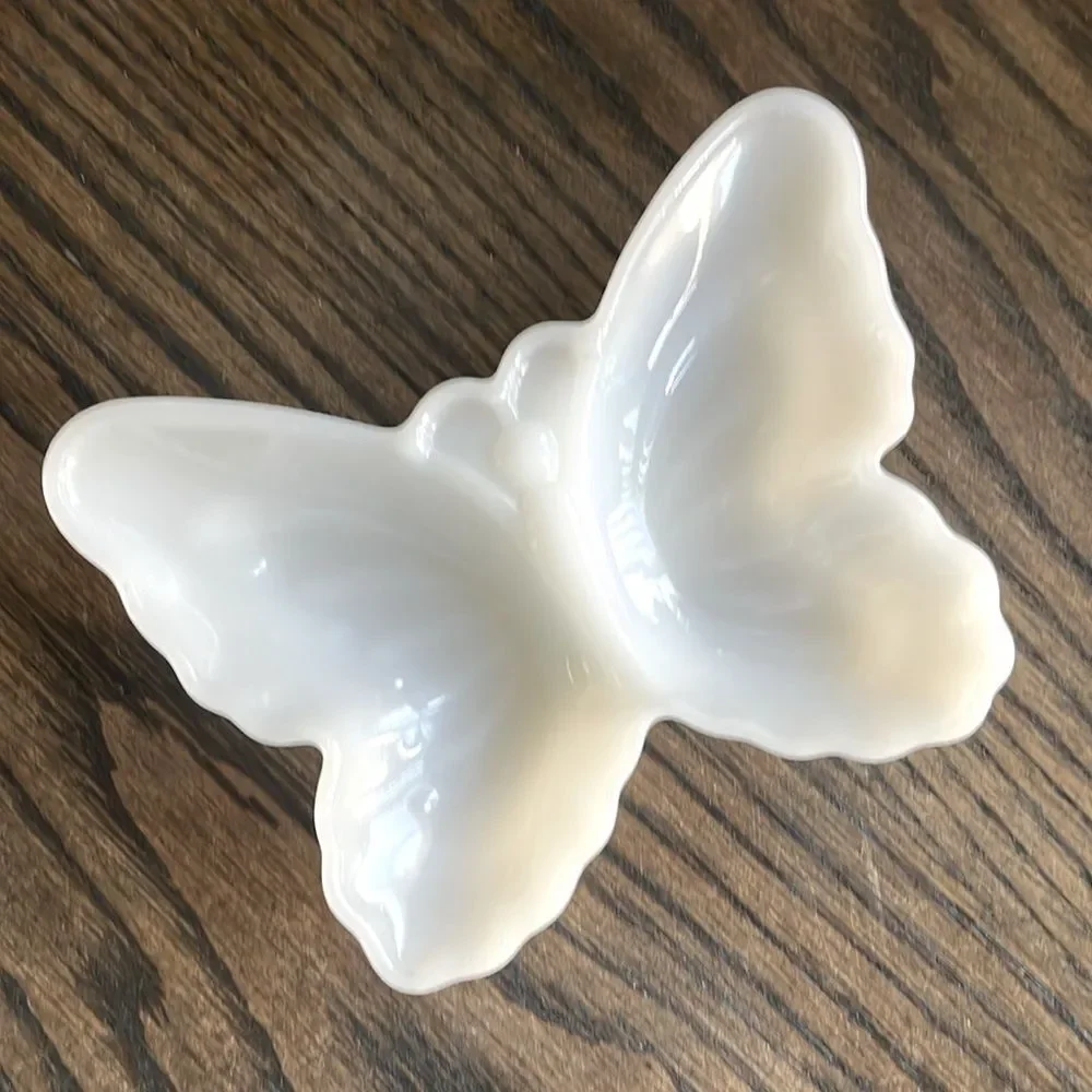 AVON White Milk Glass‎ Butterfly Vanity Trinket Ring Soap Dish 6